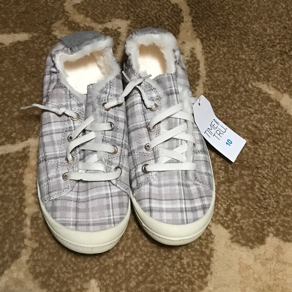 BRAND NEW WITH TAGS Women’s casual plaid sneakers